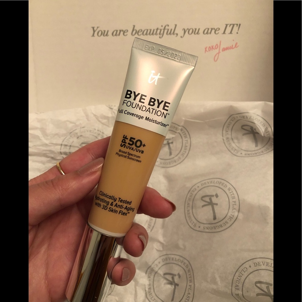 It Cosmetics bye bye foundation NWT medium tan